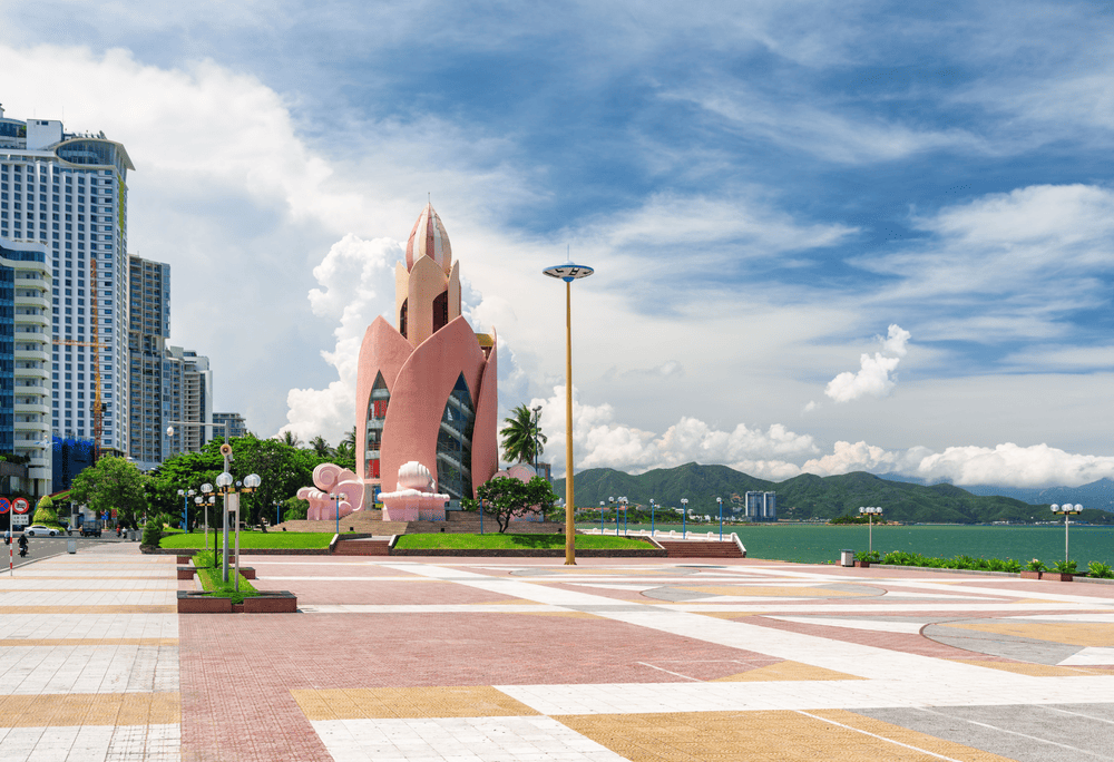 Nha Trang’s coastline offers a perfect blend of natural beauty and urban charm, ideal for memorable photography (Source: Canva)